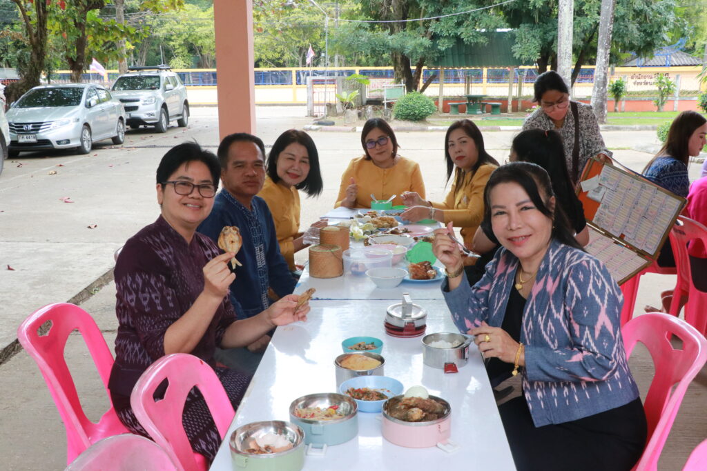 กิจกรรมส่งเสริมสนับสนุนการนุ่งผ้าไทยใช้สินค้าท้องถิ่น และหิ้วปิ่นโต 2 IMG 9775