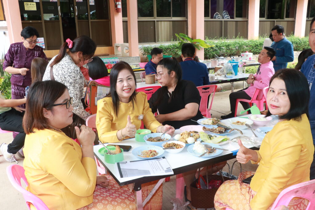 กิจกรรมส่งเสริมสนับสนุนการนุ่งผ้าไทยใช้สินค้าท้องถิ่น และหิ้วปิ่นโต 3 IMG 9781