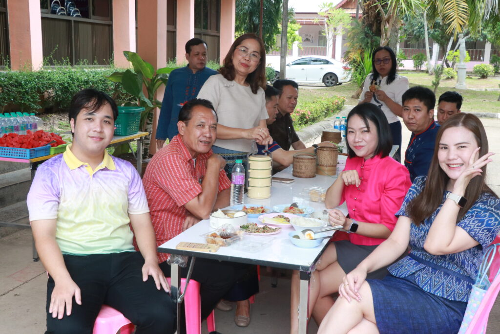 กิจกรรมส่งเสริมสนับสนุนการนุ่งผ้าไทยใช้สินค้าท้องถิ่น และหิ้วปิ่นโต 5 IMG 9783