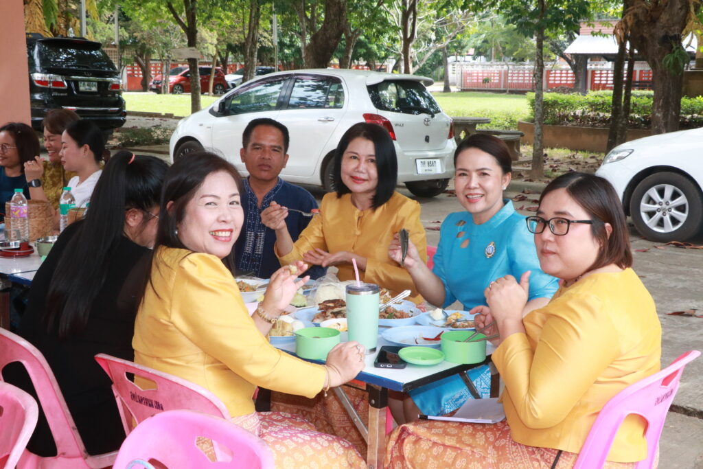 กิจกรรมส่งเสริมสนับสนุนการนุ่งผ้าไทยใช้สินค้าท้องถิ่น และหิ้วปิ่นโต 1 IMG 9800