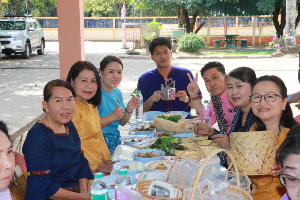 กิจกรรมส่งเสริมสนับสนุนการนุ่งผ้าไทยใช้สินค้าท้องถิ่น และหิ้วปิ่นโต 7 IMG 9807