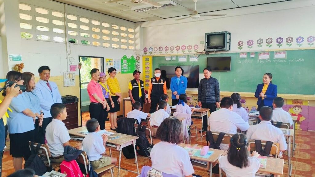 ร่วมกิจกรรมการรณรงค์เพื่อลดอุบัติเหตุบริเวณทางข้ามจังหวัดนครพนม มีการมอบหมวกกันน็อตให้กับนักเรียน และทาสีทางข้ามทางม้าลายบริเวณด้านข้างโรงเรียน 9 LINE ALBUM 2023.11.21 ๒๓๑๑๒๑ 15