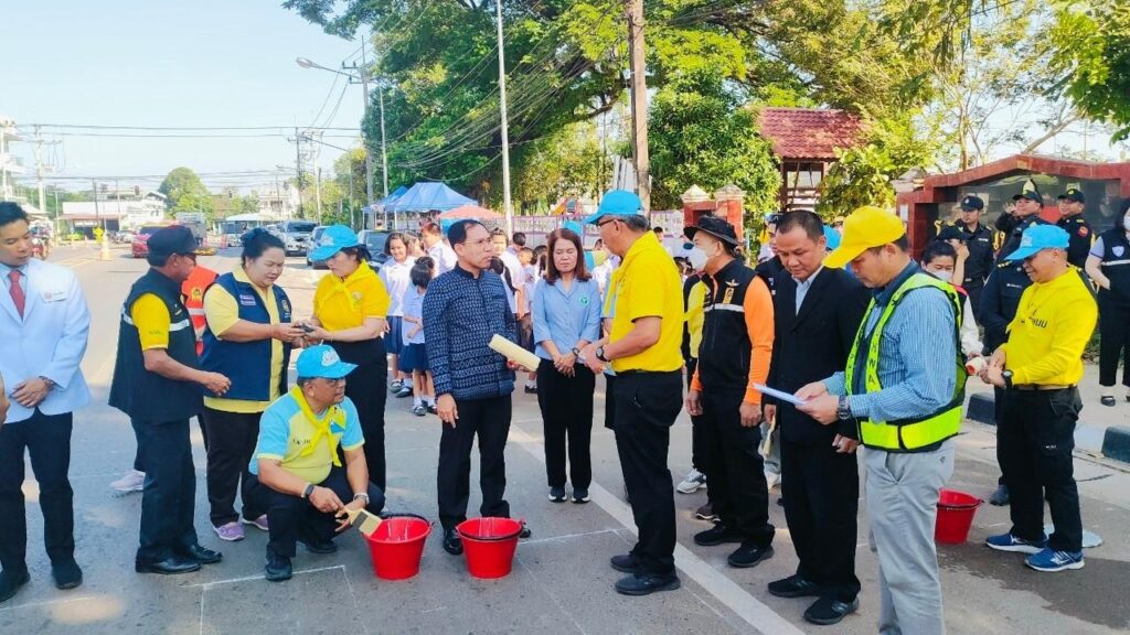 ร่วมกิจกรรมการรณรงค์เพื่อลดอุบัติเหตุบริเวณทางข้ามจังหวัดนครพนม มีการมอบหมวกกันน็อตให้กับนักเรียน และทาสีทางข้ามทางม้าลายบริเวณด้านข้างโรงเรียน 4 LINE ALBUM 2023.11.21 ๒๓๑๑๒๑ 5