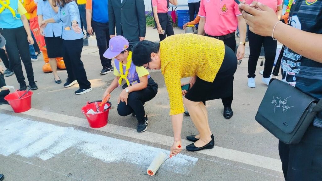 ร่วมกิจกรรมการรณรงค์เพื่อลดอุบัติเหตุบริเวณทางข้ามจังหวัดนครพนม มีการมอบหมวกกันน็อตให้กับนักเรียน และทาสีทางข้ามทางม้าลายบริเวณด้านข้างโรงเรียน 5 LINE ALBUM 2023.11.21 ๒๓๑๑๒๑ 7
