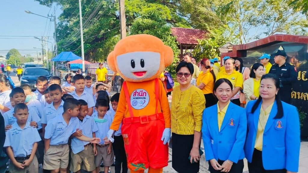 ร่วมกิจกรรมการรณรงค์เพื่อลดอุบัติเหตุบริเวณทางข้ามจังหวัดนครพนม มีการมอบหมวกกันน็อตให้กับนักเรียน และทาสีทางข้ามทางม้าลายบริเวณด้านข้างโรงเรียน 6 LINE ALBUM 2023.11.21 ๒๓๑๑๒๑ 9