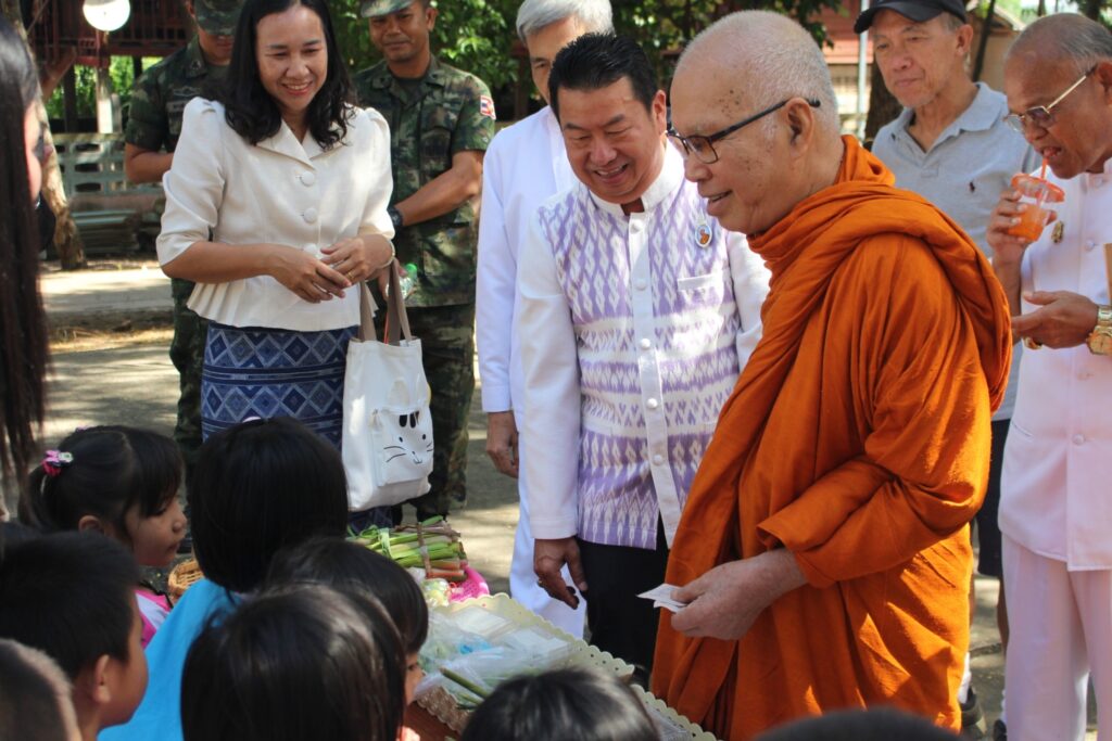 ถวายการต้อนรับ ท่านเจ้าคุณพระธรรมวชิรโสภณ เจ้าอาวาสวัดพระธาตุพนม ที่ปรึกษาเจ้าคณะภาค 10 และคณะ ตรวจเยี่ยมโครงการโรงเรียนรักษาศีล 5 (ออร่าศีล 5) “ตลาดนัดคุณธรรม น้อมนำหลักปรัชญาของเศรษฐกิจพอเพียง เคียงคู่วิถีชุมชน” 5 LINE ALBUM 271166 ๒๓๑๑๒๒ 16