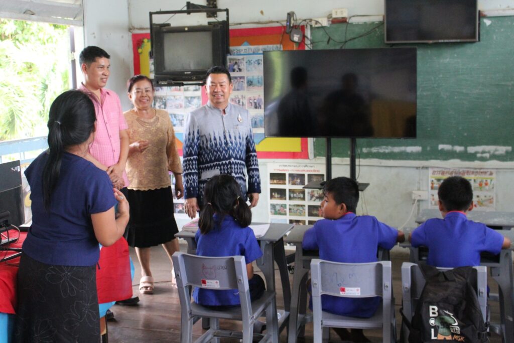 ตรวจเยี่ยมให้กำลัง ผู้บริหารสถานศึกษา ครู บุคลากรทางการศึกษาและนักเรียน ในการจัดการเรียนการสอน ภาคเรียนที่ 2 ปีการศึกษา 2566 อำเภอธาตุพนม จังหวัดนครพนม 2 LINE ALBUM ตรวจเยี่ยม66 ๒๓๑๑๐๗ 1