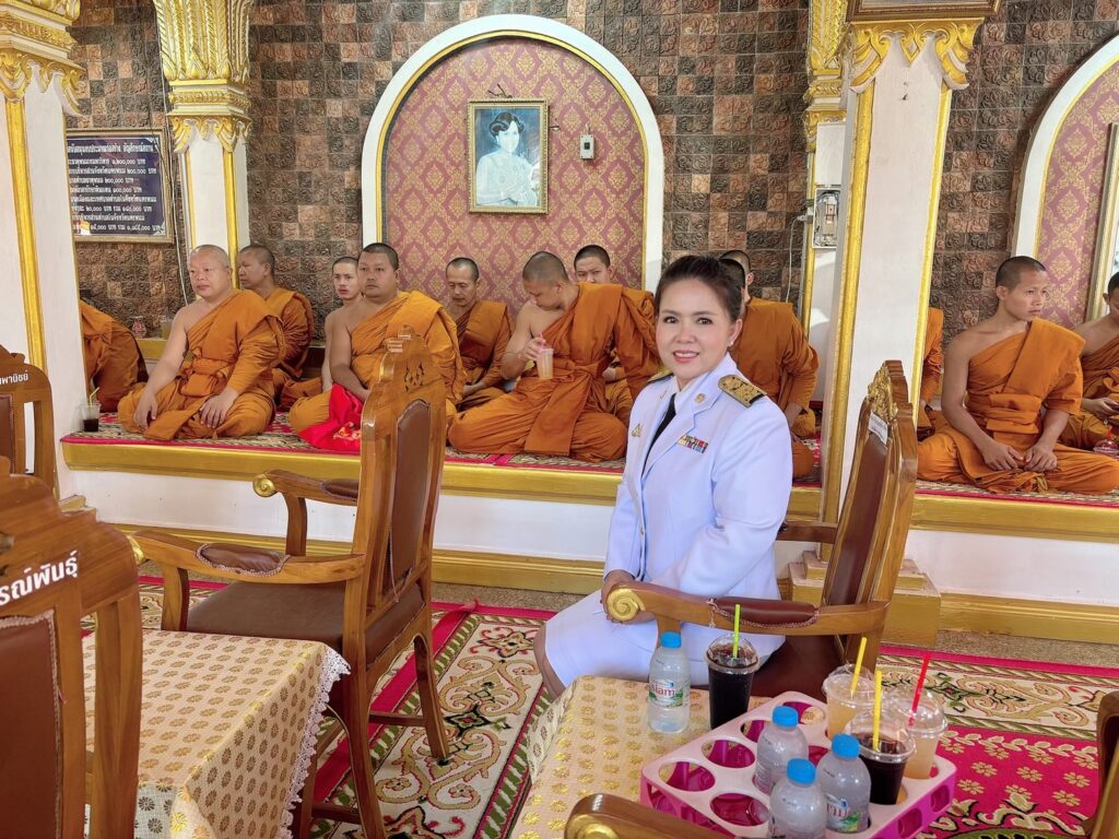 ร่วมพิธีทอดถวายผ้าพระกฐินพระราชทาน พระบาทสมเด็จพระเจ้าอยู่หัว ทรงพระกรุณาโปรดเกล้าฯ พระราชทานผ้าพระกฐินให้ มหาวิทยาลัยขอนแก่น นำมาทอดถวายแก่พระสงฆ์ผู้จำพรรษากาลถ้วนไตรมาส ณ วัดพระธาตุพนมวรมหาวิหาร 5 S 178896923