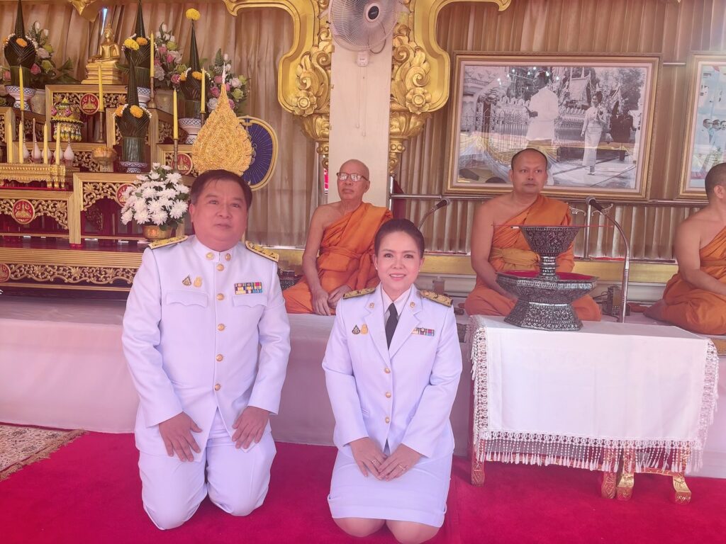 ร่วมพิธีทอดถวายผ้าพระกฐินพระราชทาน พระบาทสมเด็จพระเจ้าอยู่หัว ทรงพระกรุณาโปรดเกล้าฯ พระราชทานผ้าพระกฐินให้ มหาวิทยาลัยขอนแก่น นำมาทอดถวายแก่พระสงฆ์ผู้จำพรรษากาลถ้วนไตรมาส ณ วัดพระธาตุพนมวรมหาวิหาร 1 S 178896925