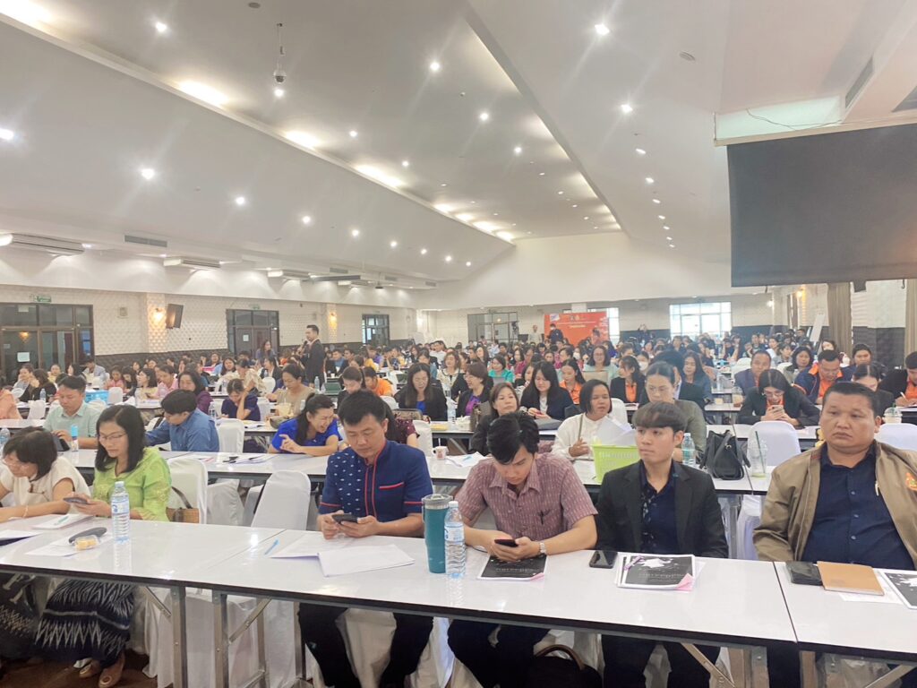 ร่วมให้กำลังใจผู้เข้าอบรมโครงการอบรมพัฒนาครูหลักสูตรการพัฒนาสมรรถนะ “ครูสู่มืออาชีพ” หลักสูตรที่ 1 การพัฒนาและปลุกจิตวิญญาณความเป็นครูให้มีความรักชาติ ศาสน์ กษัตริย์ 6 S 18751491