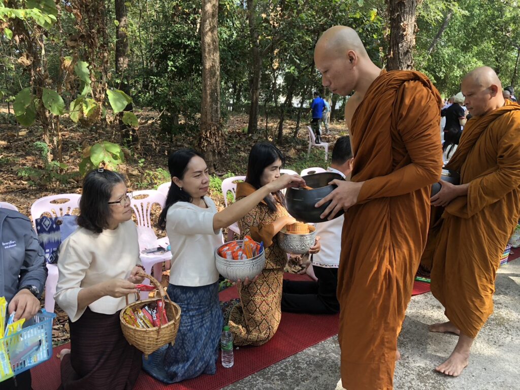 ร่วมทำบุญตักบาตร ถวายภัตตาหารและทอดกฐินสามัคคี เนื่องในงานบุญกฐินสามัคคีวัดส้างพระอินทร์ ประจำปี 2566 4 S 2662427