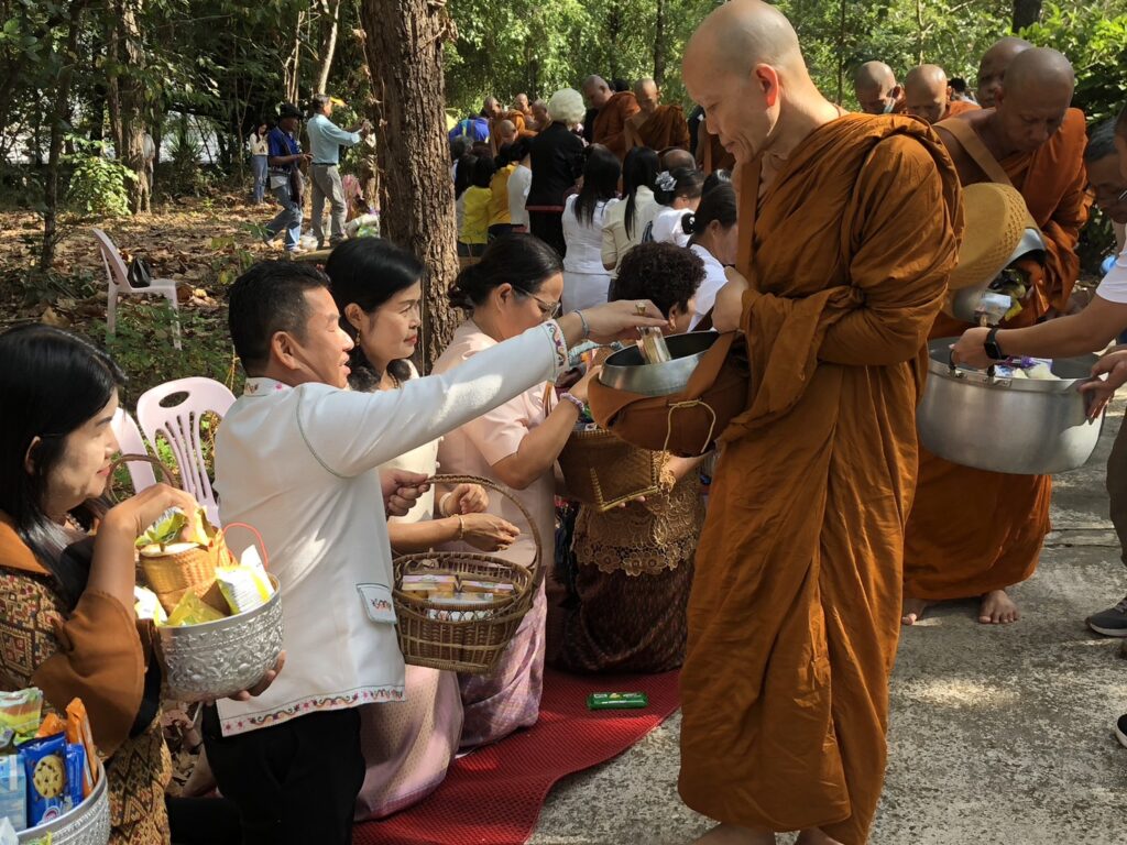 ร่วมทำบุญตักบาตร ถวายภัตตาหารและทอดกฐินสามัคคี เนื่องในงานบุญกฐินสามัคคีวัดส้างพระอินทร์ ประจำปี 2566 2 S 2662431