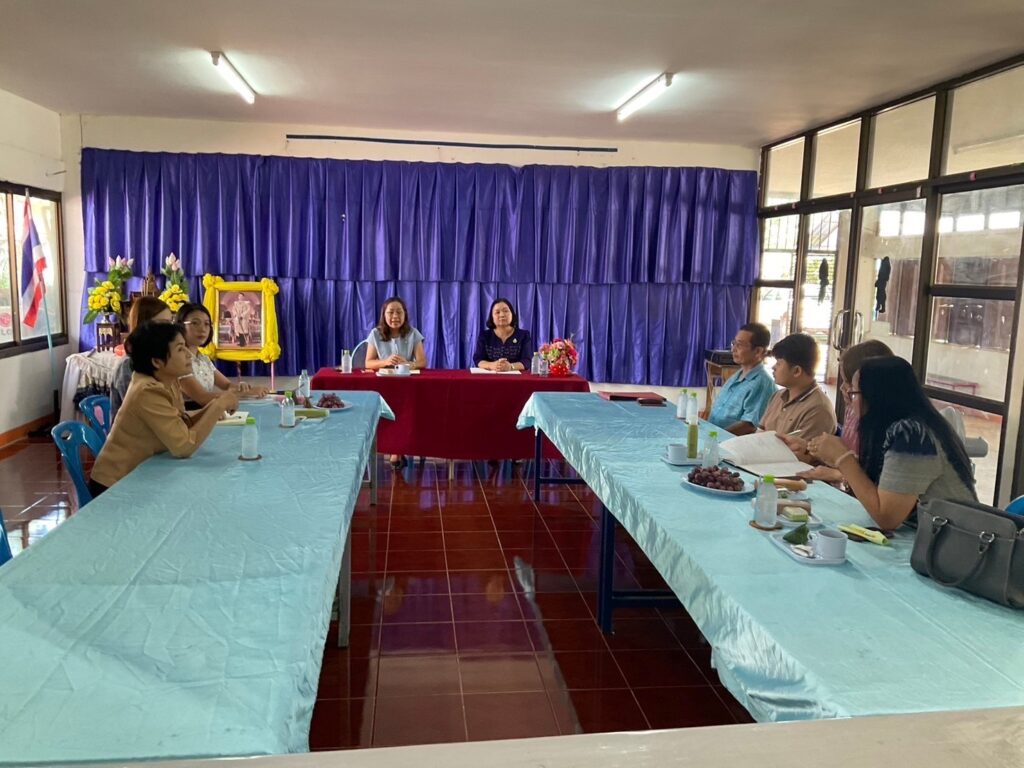 ให้คำปรึกษาผู้ปกครอง และร่วมประชุมวางแผนหาแนวทางช่วยเหลือร่วมกับผู้อำนวยการโรงเรียน คณะครูโรงเรียนพระซองเหนือ อ.นาแก 4 S 502063113