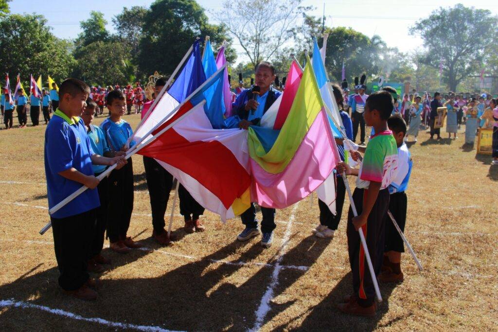 พิธีเปิดการแข่งขันกีฬา เหล่าภูมีคำธาตุเกมส์ เครือข่ายหนองญาตินาราชควาย ณ สนามกีฬาโรงเรียนบ้านเหล่าภูมีคำธาตุ 5 LINE ALBUM 28.121.66 ๒๓๑๒๒๘ 46