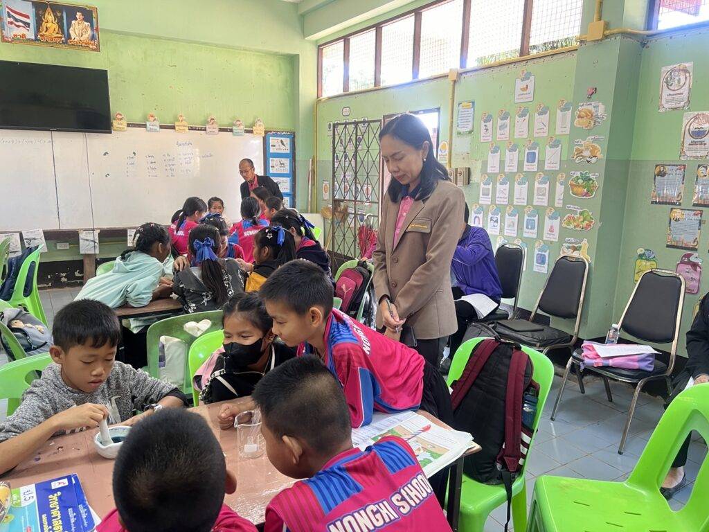 ลงพื้นที่นิเทศตามโครงการการพัฒนาโรงเรียนสู่การเป็นชุมชนแห่งการเรียนรู้ทางวิชาชีพ สำนักงานเขตพื้นที่การศึกษาประถมศึกษานครพนม เขต 1 8 S 48431198