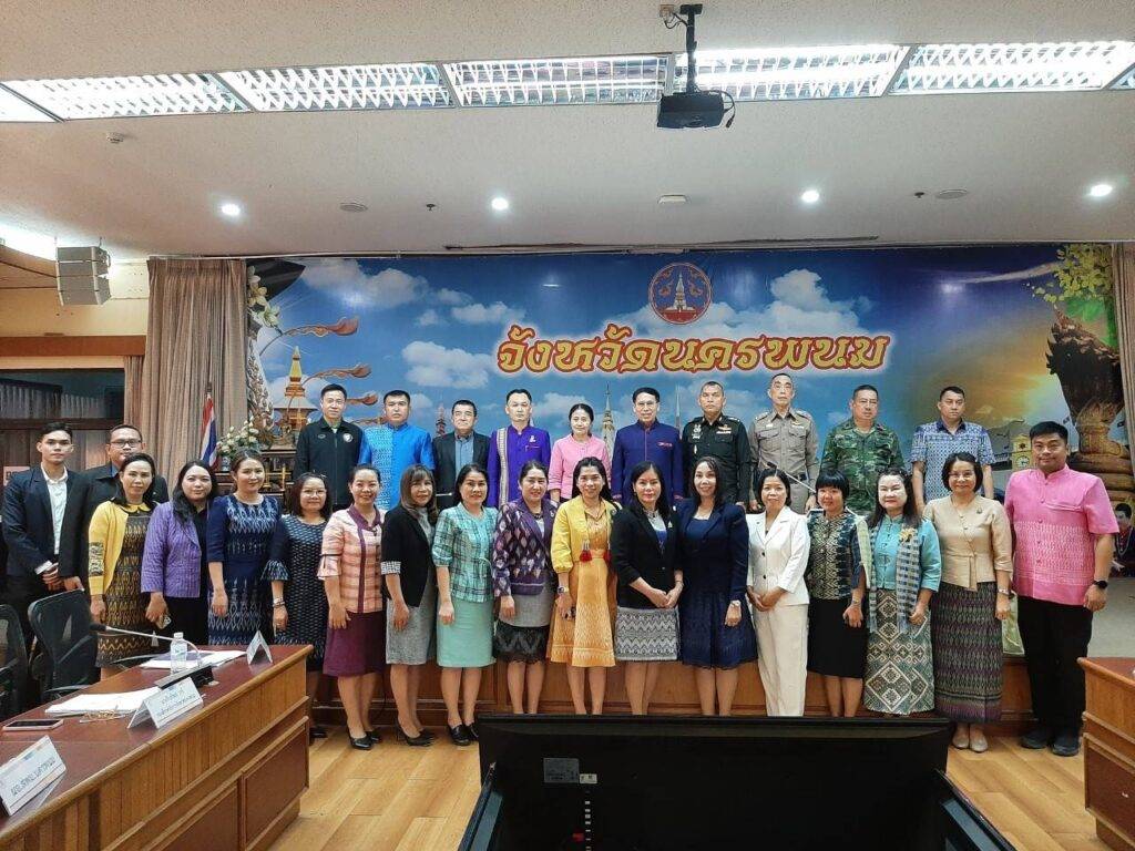 ร่วมประชุมคณะทำงานขับเคลื่อนการจัดการเรียนรู้ประวัติศาสตร์ หน้าที่พลเมือง และศีลธรรม จังหวัดนครพนม ปีงบประมาณ พ.ศ 2557 3 991566