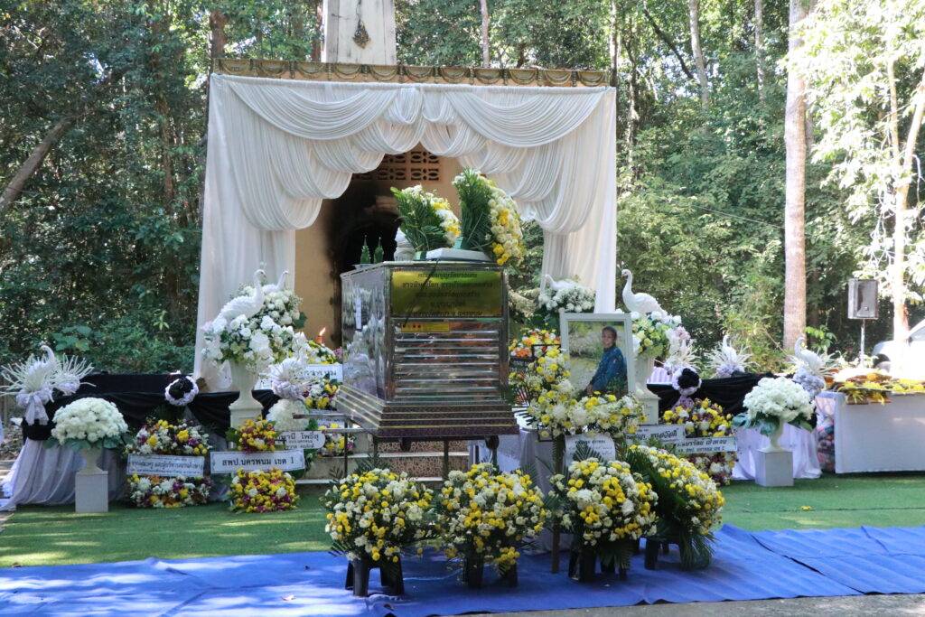 ร่วมเป็นเกียรติพิธีฌาปนกิจศพ คุณแม่ทม สุภาทอง 13 IMG 4939