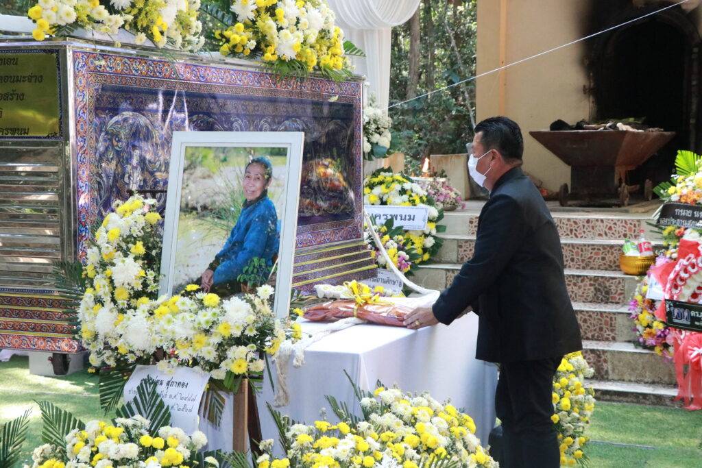 ร่วมเป็นเกียรติพิธีฌาปนกิจศพ คุณแม่ทม สุภาทอง 11 IMG 5032