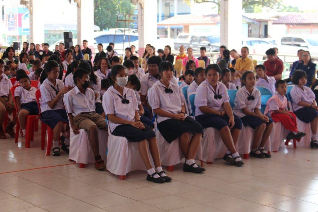 พิธีมอบทุนการศึกษา โดยมูลนิธิเพื่อการศึกษาสำนักงานการประถมศึกษาอำเภอนาแก - วังยาง ณ หอประชุมโรงเรียนนาแกผดุงราชกิจเจริญ 8 LINE ALBUM 10.01.67 ๒๔๐๑๑๐ 74