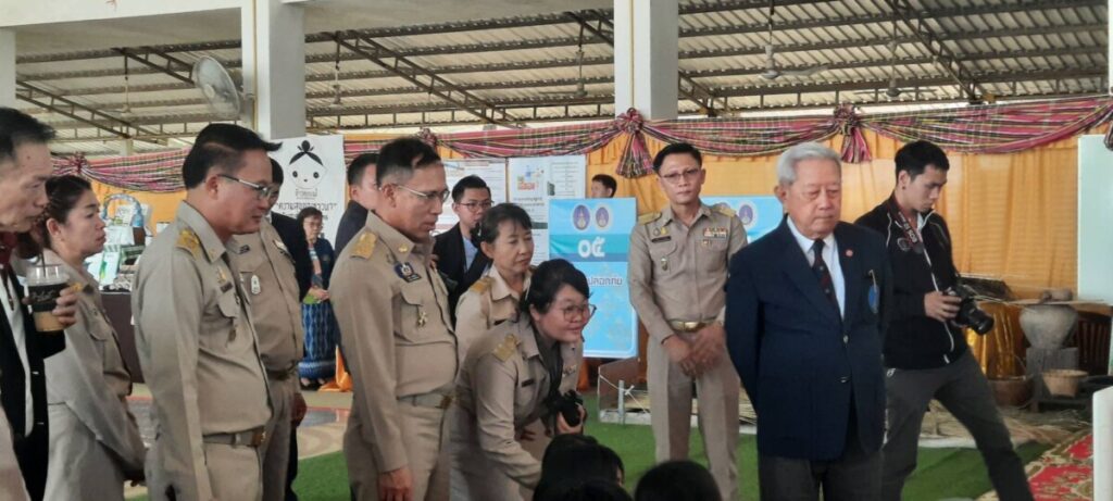 ร่วมต้อนรับประธานองคมนตรี ท่านสุรยุทธ์ จุลานนท์ ในการตรวจเยี่ยมโรงพยาบาลสมเด็จพระยุพราชธาตุพนม 4 79075
