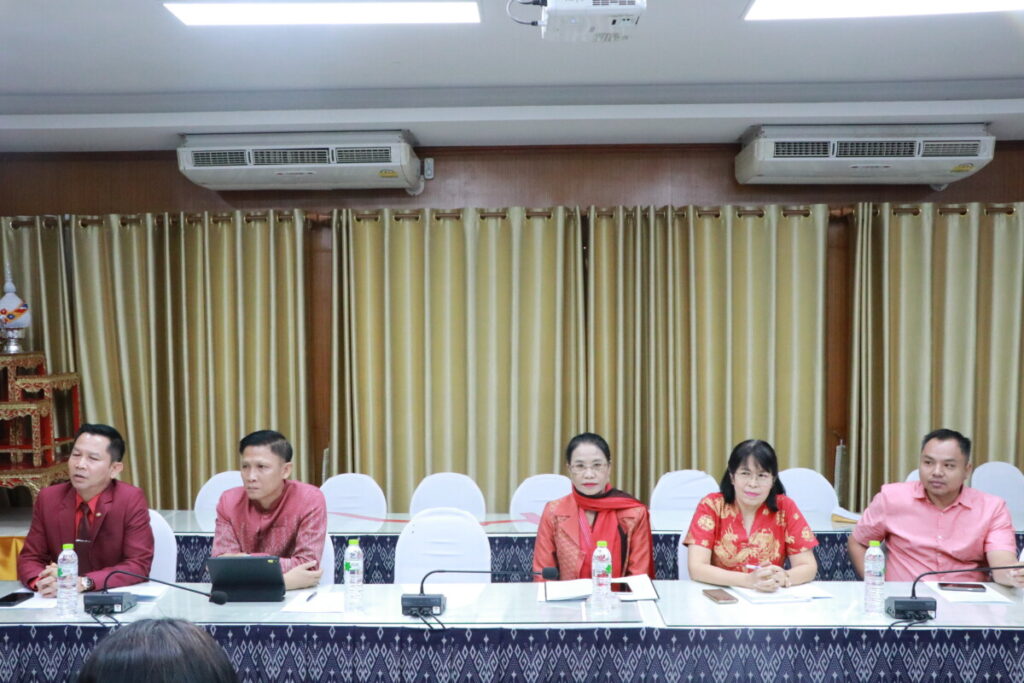 การประชุมคณะกรรมการเตรียมงานโครงการประชุมคณะกรรมการการศึกษาขั้นพื้นฐานนอกสถานที่ (กพฐ.สัญจร) และ ร่วมประชุมการขับเคลื่อนสถานีแก้หนี้ สำนักงานเขตพื้นที่การศึกษา 3 IMG 7104