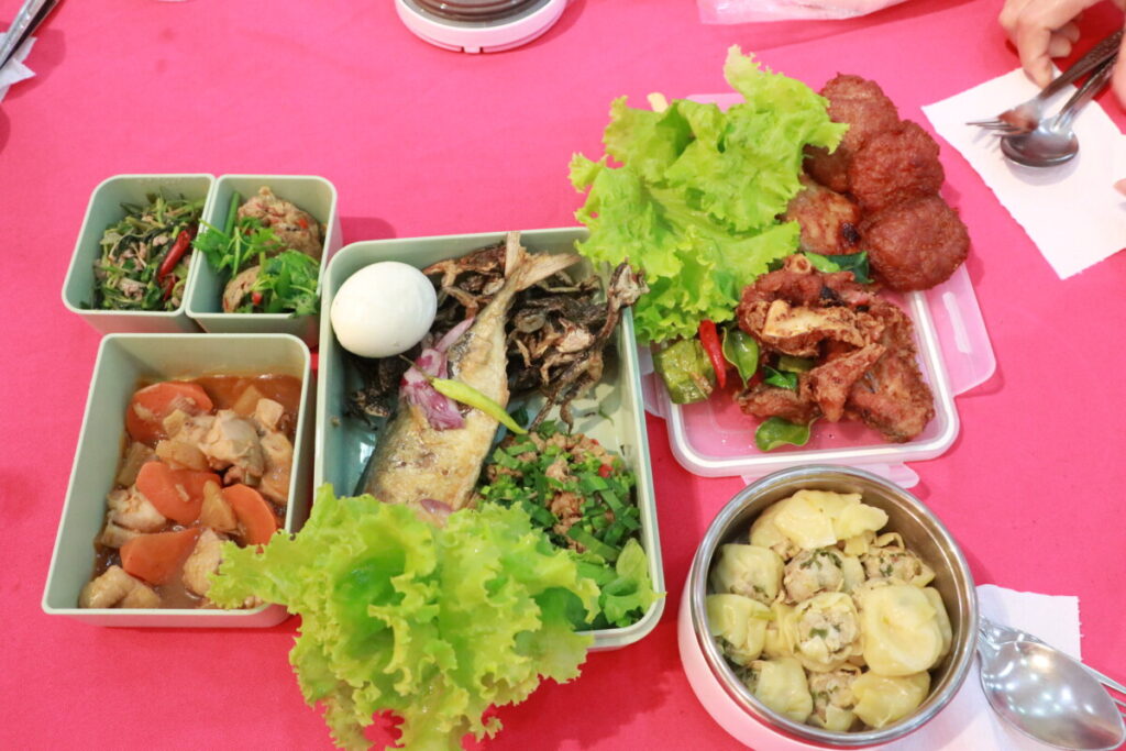 ร่วมกิจกรรม “สวมผ้าไทย ใส่ผ้าซิ่น กินข้าวปิ่นโต” ณ ศาลาประชาคมยงใจยุทธ 6 IMG 7513