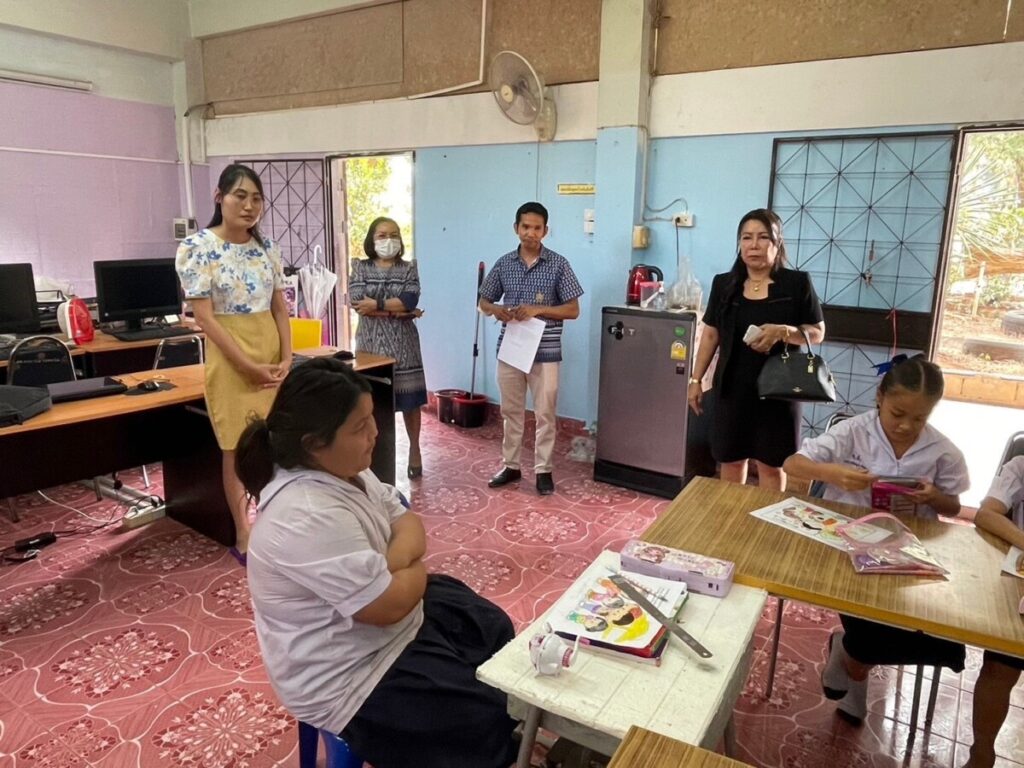 ศึกษานิเทศก์ลงพื้นที่ติดตามให้กำลังใจโรงเรียนบ้านดงโชค จ.นครพนม 4 S 1327181 0