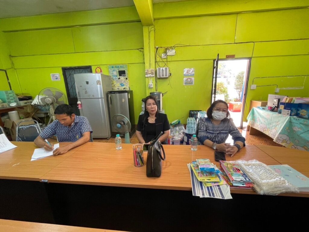 ศึกษานิเทศก์ลงพื้นที่ติดตามให้กำลังใจโรงเรียนบ้านดงโชค จ.นครพนม 5 S 1327188 0