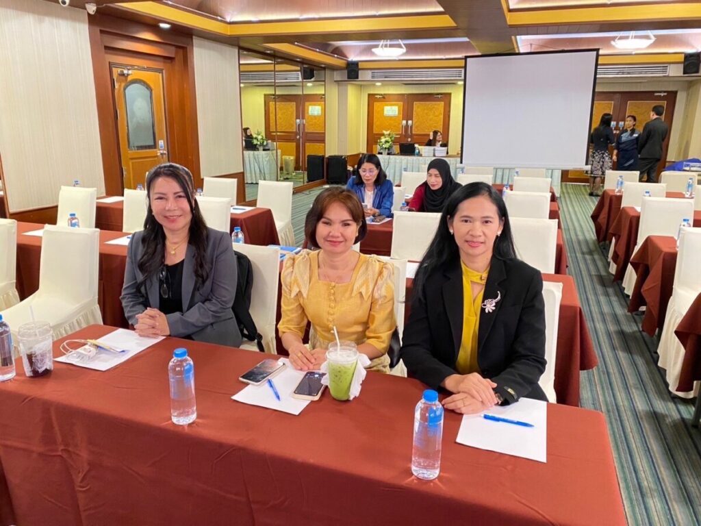 ประชุมสัมมนา เรื่องการขับเคลื่อนการจัดการเรียนรู้ที่ส่งเสริมความฉลาดรู้การเงิน (Financial Literacy) 1 S 1548304 0