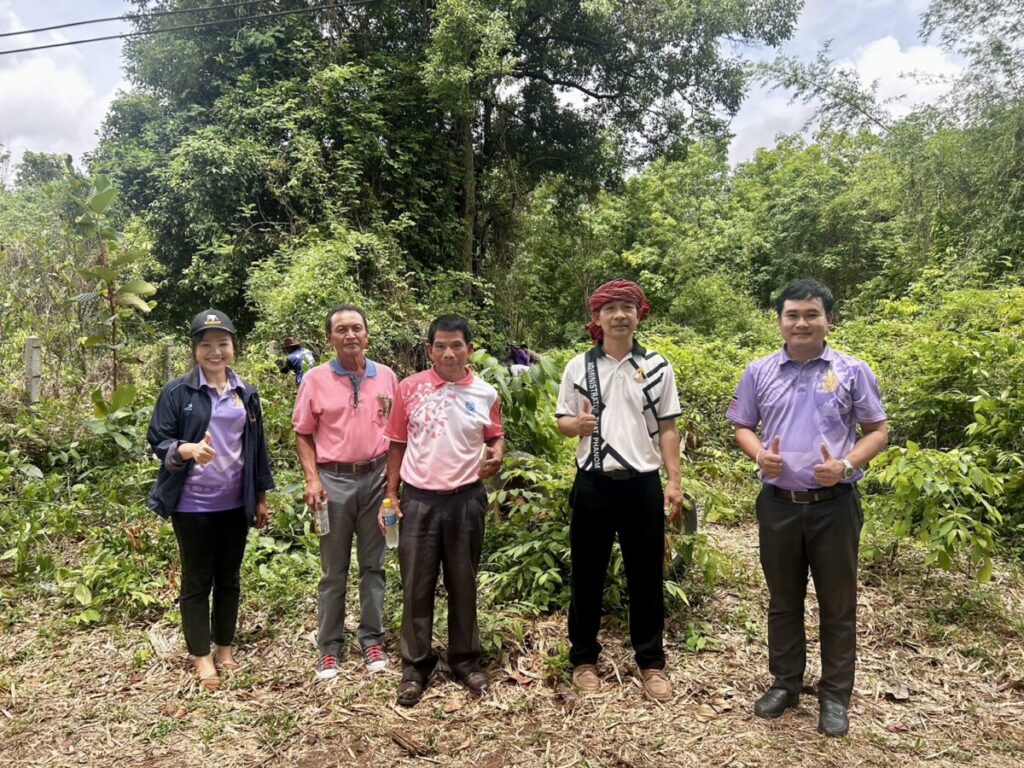 ปรับและถากถางพื้นที่เพื่อเตรียมรังวัดที่ดินของสำนักงานลูกเสือแห่งชาติ ณ ตำบลฝั่งแดง 1 S 14909459 0
