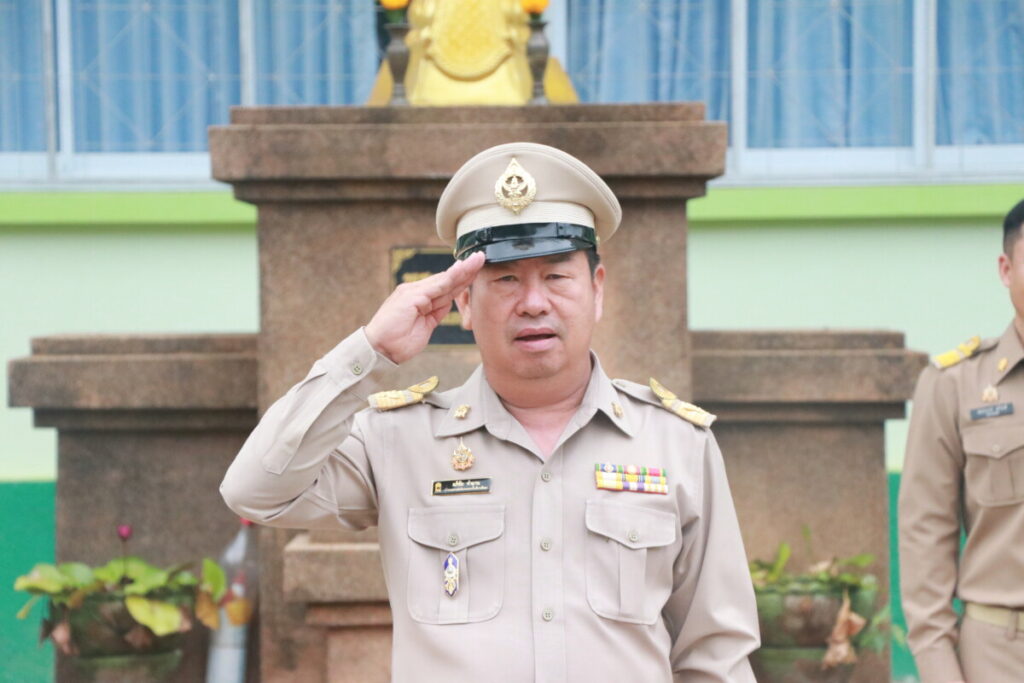 กิจกรรมเชิงสัญลักษณ์เขตสุจริต,ร้องเพลงชาติ, สวดมนต์ไหว้พระ,กล่าวคำปฏิญาณเขตสุจริต 2 เข้าแถวเช้า 58