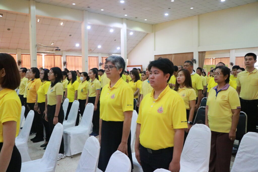 ร่วมพิธีเปิดกิจกรรม เดิน วิ่ง ปั่น ธงตราสัญลักษณ์งานเฉลิมพระเกียรติ พระบาทสมเด็จพระเจ้าอยู่หัว จังหวัดนครพนม (ต้นทางสายที่ 4) 3 IMG 0472