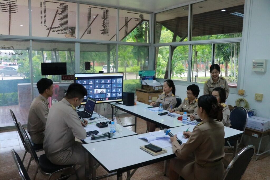 ประชุม PLC สะท้อนผลการดำเนินการจัดการศึกษาของโรงเรียนในระยะหลังเปิดภาคเรียน (ผ่านระบบออนไลน์) โรงเรียนในอำเภอเมืองนครพนม 3 S 51773699 0