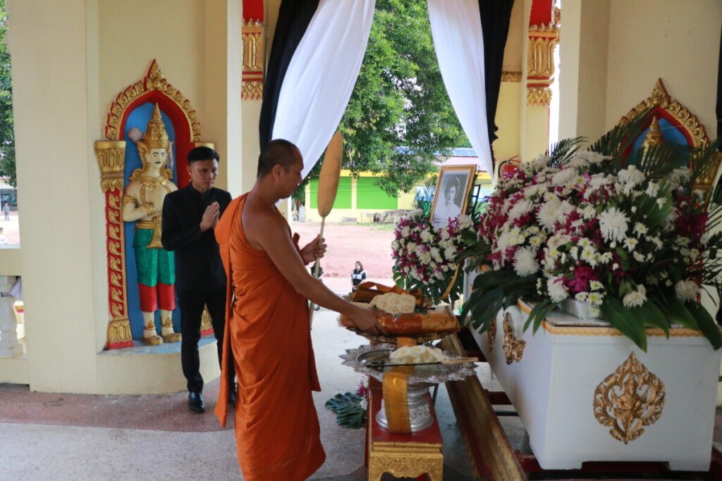 พิธีฌาปนกิจ คุณแม่บรรทัด เทอำรุง มารดาของ นายวีระชัย เทอำรุง ลูกจ้างประจำสังกัด สพป.นครพนม เขต 1 5 IMG 2439