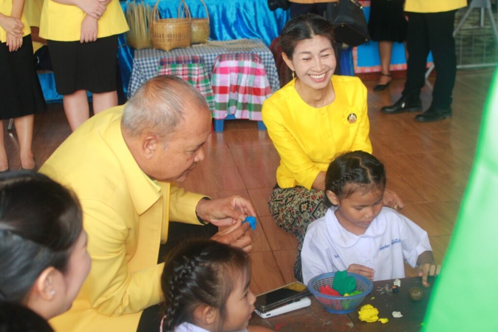 ร่วมกิจกรรมการลงพื้นที่ของ นายสมใจ วิเศษทักษิณ ผู้ตรวจราชการกระทรวงศึกษาธิการและคณะ ลงพื้นที่ตรวจราชการและติดตามประเมินผลการดำเนินงานตามนโยบาย 3 LINE ALBUM การลงพื้นที่ นายสมใจ วิเศษทักษิณ ผู้ตร 39