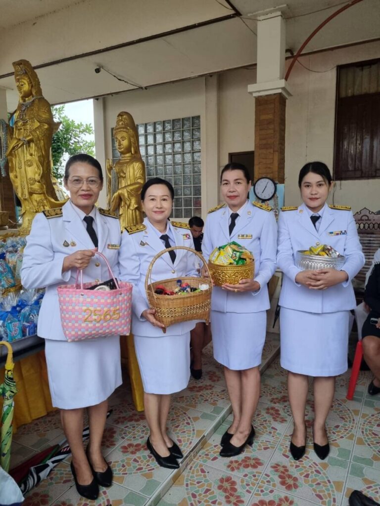 ร่วมพิธีเจริญพระพุทธมนต์ทำบุญตักบาตร วันแม่แห่งชาติ 2567 1 370259 0 0