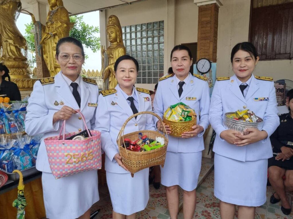 ร่วมพิธีเจริญพระพุทธมนต์ทำบุญตักบาตร วันแม่แห่งชาติ 2567 2 370261 0 0
