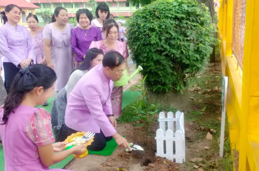 ลงพื้นที่ติดตามการดำเนินงานสวนพฤกษศาสตร์โรงเรียน กิจกรรมผู้ว่าพบนักเรียนหน้าเสาธง และปลูกต้นไม้ ณ โรงเรียนสุนทรวิจิตร (บำรุงวิทยา) 4 677941 0