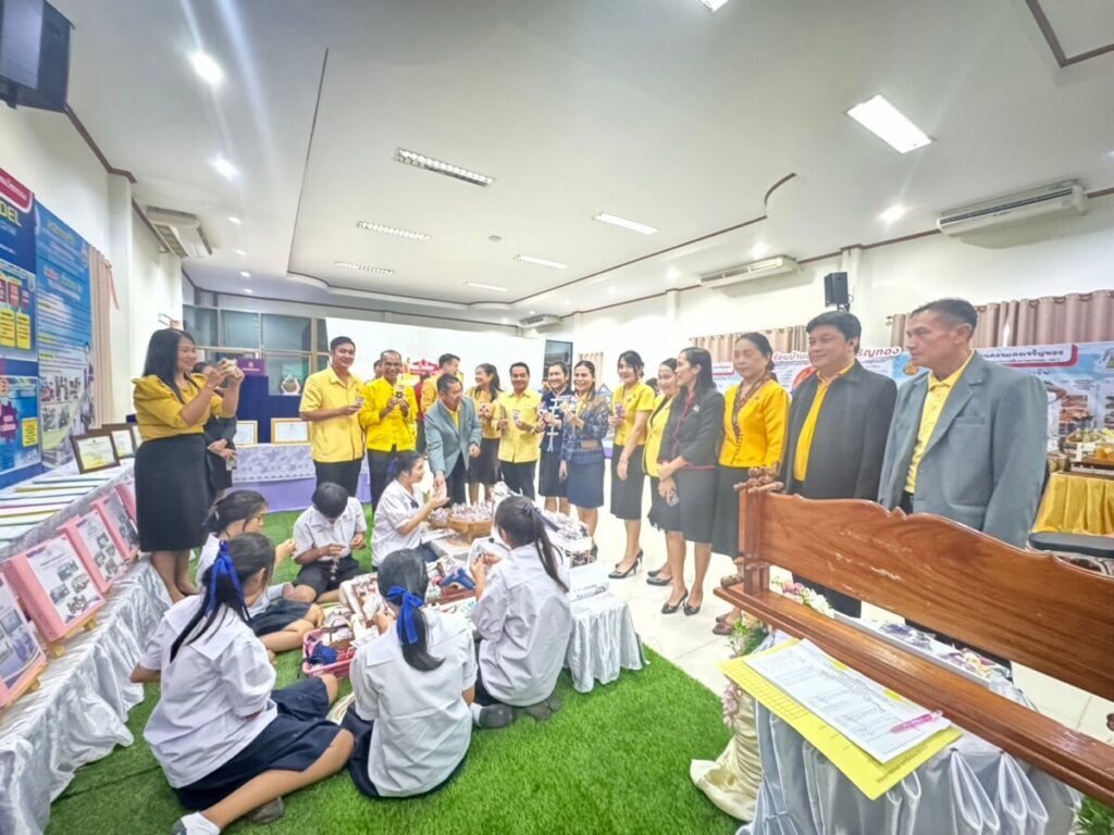 ประชุมขับเคลื่อนนโยบายการแก้ปัญหาเด็กที่อยู่นอกระบบการศึกษา เด็กตกหล่น และเด็กกลุ่มเสี่ยงให้กลับเข้าสู่ระบบการศึกษา (ระบบการดูแลช่วยเหลือนักเรียน) 5 Line Album พาน้องกลับบ้าน 240819 5