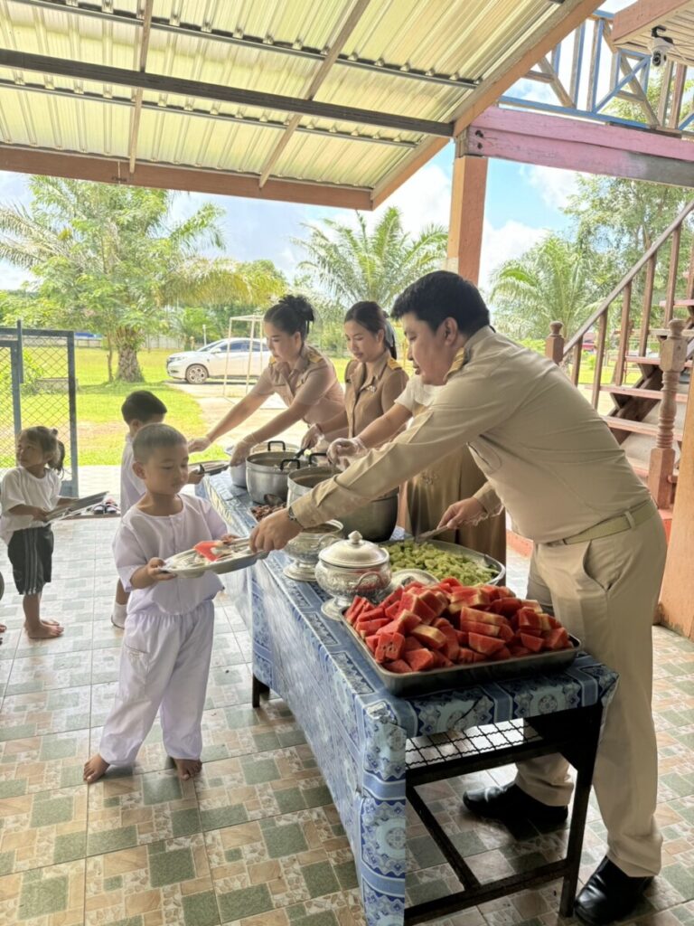 เข้าตรวจสอบโครงการอาหารกลางวัน ที่ได้รับจากองค์กรปกครองส่วนท้องถิ่น พร้อมให้ความรู้ด้านกฎหมาย โรงเรียนบ้านห้วยทราย 7 S 7594071 0