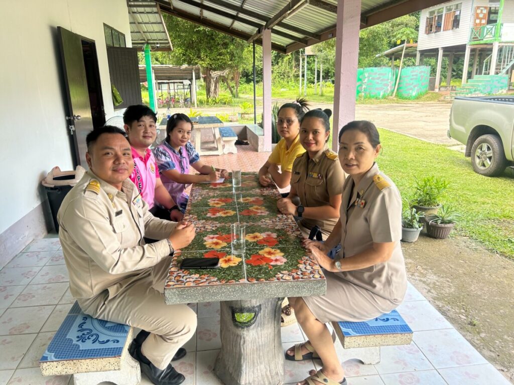 เข้าให้ความรู้ด้านกฎหมาย และวินัยข้าราชการครู และบุคลากร ของโรงเรียนบ้านดงป่ายูง 1 S 80224277 0