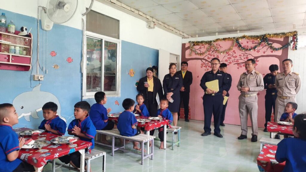 ลงพื้นที่ติดตามการดำเนินงานโครงการอาหารกลางวัน ณ โรงเรียนบ้านฝั่งแดง (พระเทพวรมุนีอุปถัมภ์) 2 99374 0