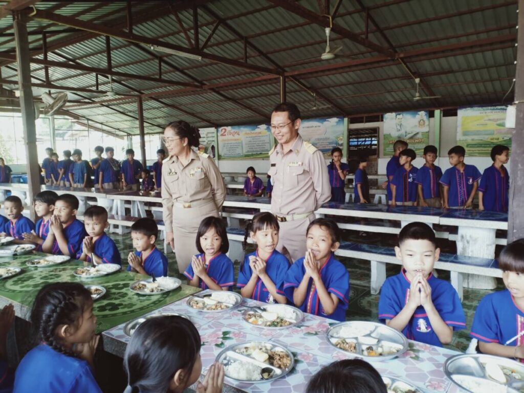 ลงพื้นที่ติดตามการดำเนินงานโครงการอาหารกลางวัน ณ โรงเรียนบ้านฝั่งแดง (พระเทพวรมุนีอุปถัมภ์) 3 99381 0