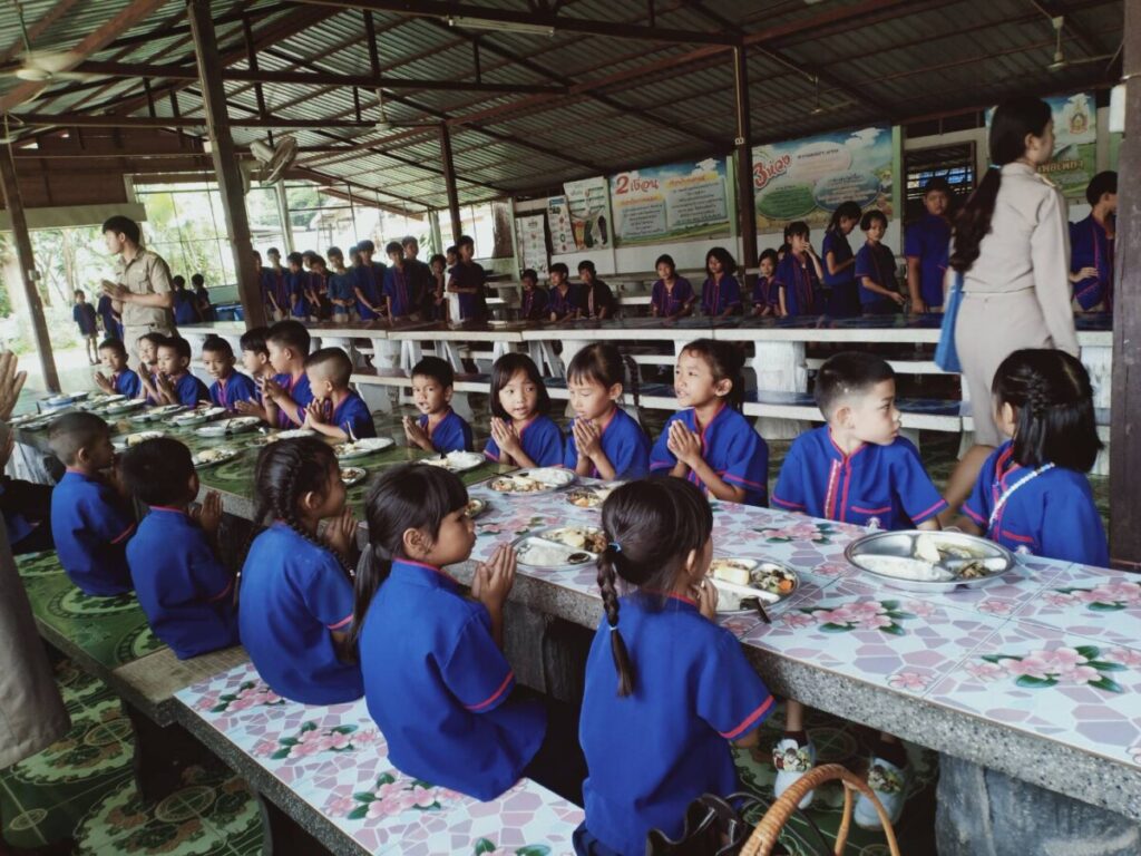 ลงพื้นที่ติดตามการดำเนินงานโครงการอาหารกลางวัน ณ โรงเรียนบ้านฝั่งแดง (พระเทพวรมุนีอุปถัมภ์) 4 99389 0