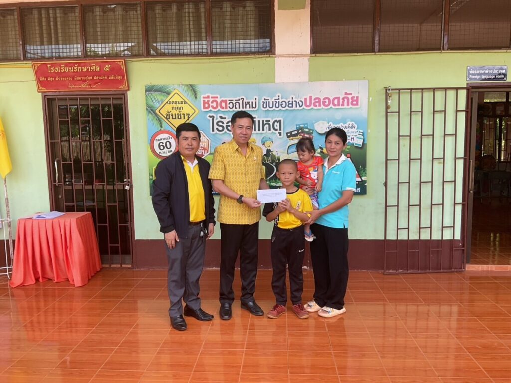 มอบเงินกองทุนช่วยเหลือครอบครัวนักเรียนประสบอุบัติเหตุ 1 S 626745358 0