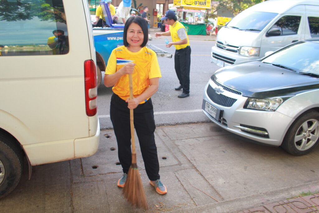 ร่วมกิจกรรมจิตอาสา “รวมพลคนรักนครพนม” ช่วยกันทำความสะอาดบ้านเมือง 7 IMG 8310