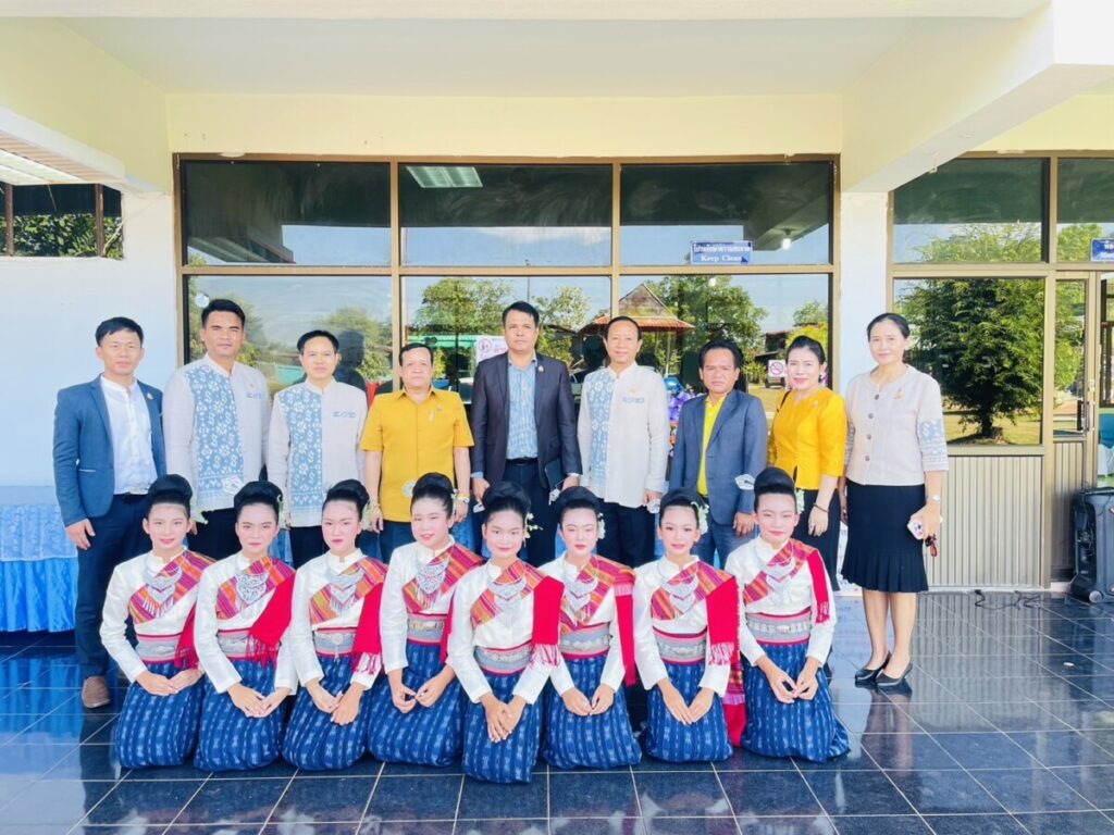 ร่วมพิธีรับมอบชุดคอมพิวเตอร์ สื่อการเรียนการสอน อุปกรณ์กีฬาและสนับสนุนเกษตรพอเพียงเพื่ออาหารกลางวัน 2 S 25042953 0