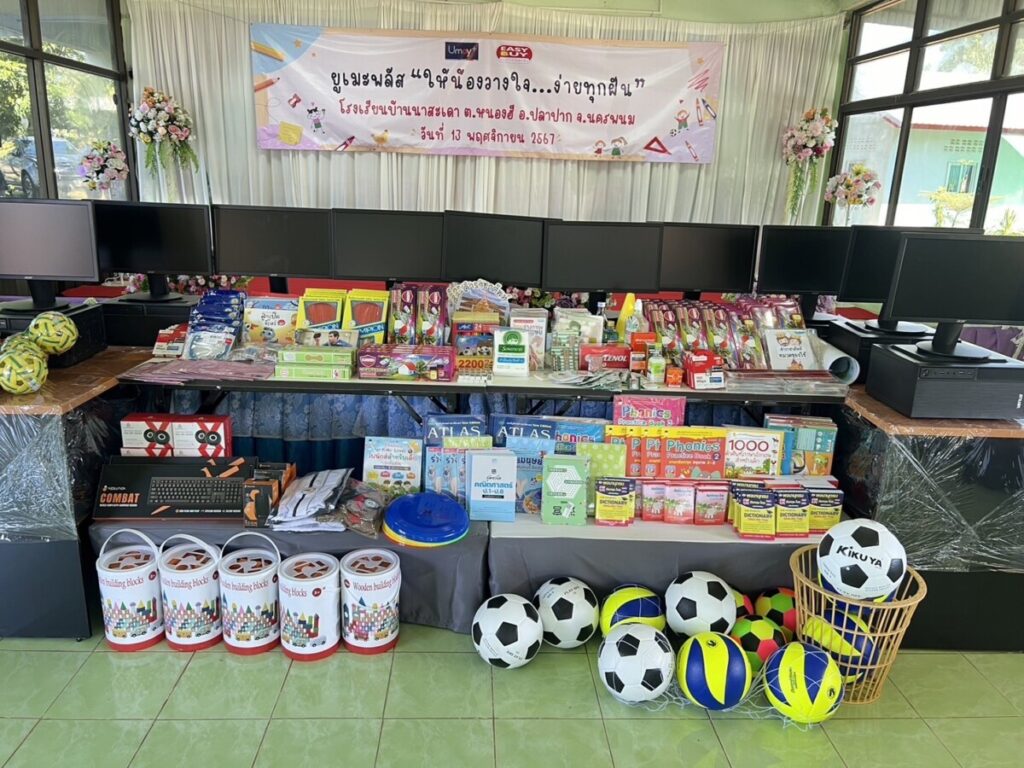 ร่วมพิธีรับมอบชุดคอมพิวเตอร์ สื่อการเรียนการสอน อุปกรณ์กีฬาและสนับสนุนเกษตรพอเพียงเพื่ออาหารกลางวัน 3 S 25042957 0