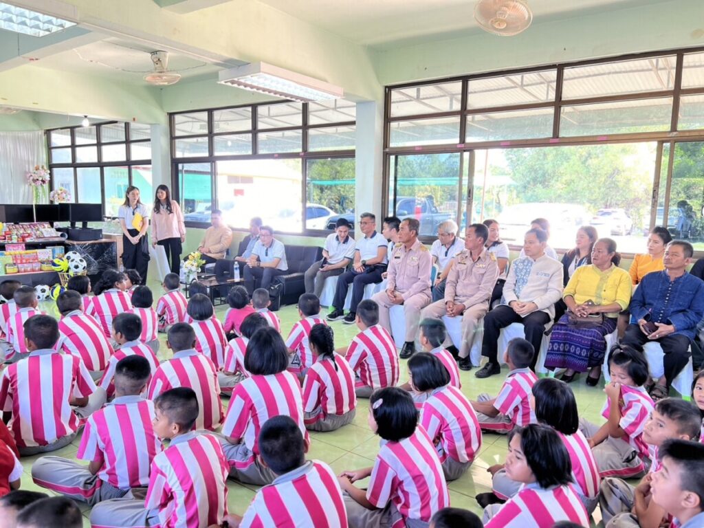 ร่วมพิธีรับมอบชุดคอมพิวเตอร์ สื่อการเรียนการสอน อุปกรณ์กีฬาและสนับสนุนเกษตรพอเพียงเพื่ออาหารกลางวัน 5 S 25042968 0