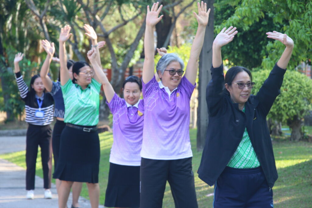 สพป.นครพนม เขต 1 จัดกิจกรรม “ขยับกาย สบายชีวี สุขภาพกายดี สุขภาพจิตแจ่มใส” ประจำวันพฤหัสบดี 1 IMG 8704